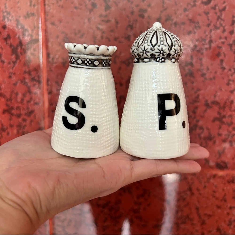Rae Dunn Crown Salt and Pepper Shakers BRAND NEW - Picture 2 of 2